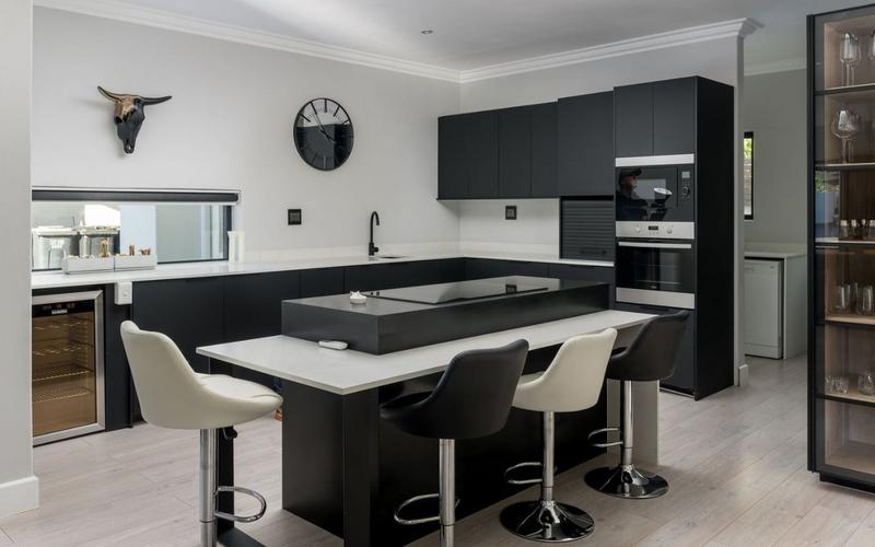 8 Bedroom Property for Sale in Somerset West Western Cape